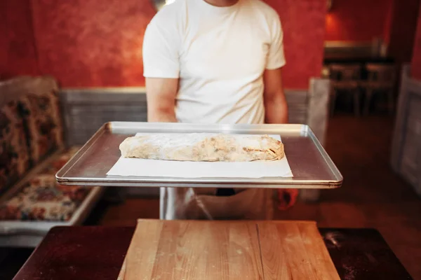 Chef Masculino Segurando Bandeja Cozimento Metal Com Strudel Maçã Cozimento — Fotografia de Stock