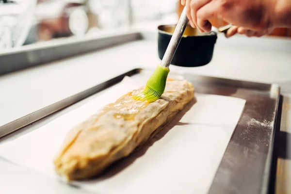 Chef Masculino Cobrindo Strudel Maçã Com Ovo Manteiga — Fotografia de Stock