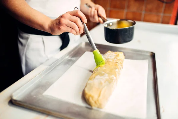 Manliga Chef Som Täcker Apfelstrudel Med Ägg Och Smör — Stockfoto