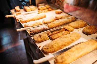 elma strudels tepsiler, taze pişmiş ekmek pişirme metal