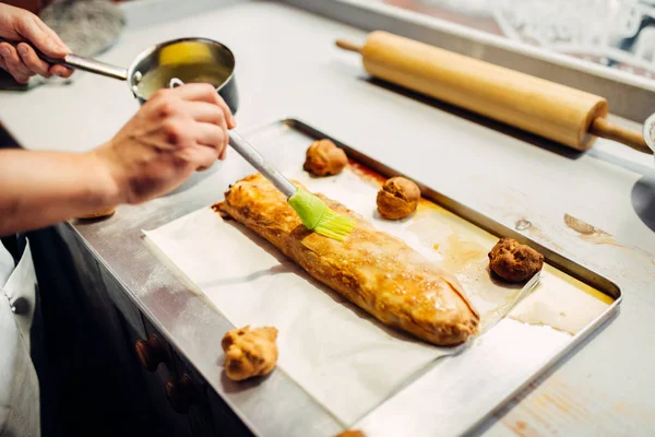 Manliga Chef Som Täcker Apfelstrudel Med Ägg Och Smör — Stockfoto