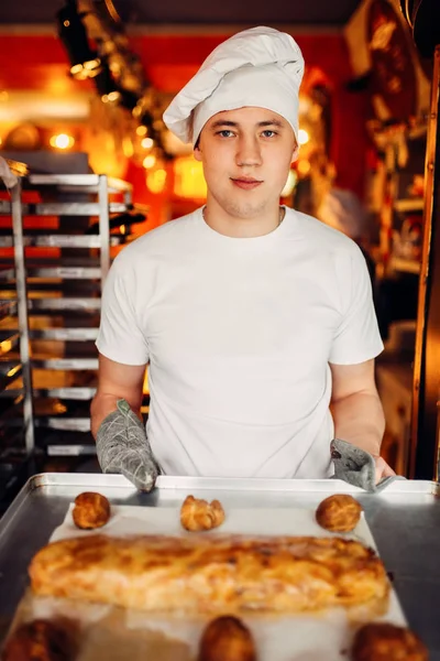 Manliga Chef Håller Metall Bakplåt Med Apfelstrudel Bageri Matlagning — Stockfoto