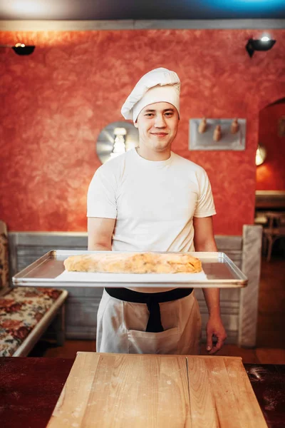 Manliga Chef Håller Metall Bakplåt Med Apfelstrudel Bageri Matlagning — Stockfoto