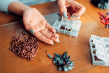 erkek küçük metal halkalar, iş yerinde, el yapımı takılar ana tutan eller