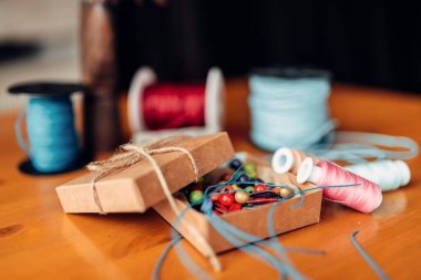 Iğne işi, renkli boncuklar ve ahşap masa Aksesuar kutusu