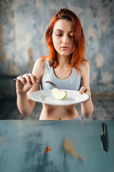 Vrouw Tegen Plaat Met Schijfje Van Appel Verlies Dieet Gewichtsconcept — Stockfoto