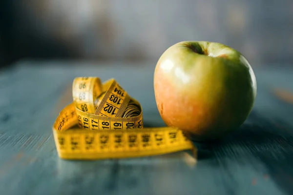 Apple Measuring Tape Wooden Table Closeup Weight Loss Diet Concept — Stock Photo, Image