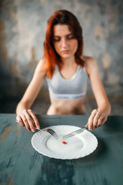 Mujer Joven Infeliz Contra Plato Con Tableta Para Bajar Peso —  Fotos de Stock