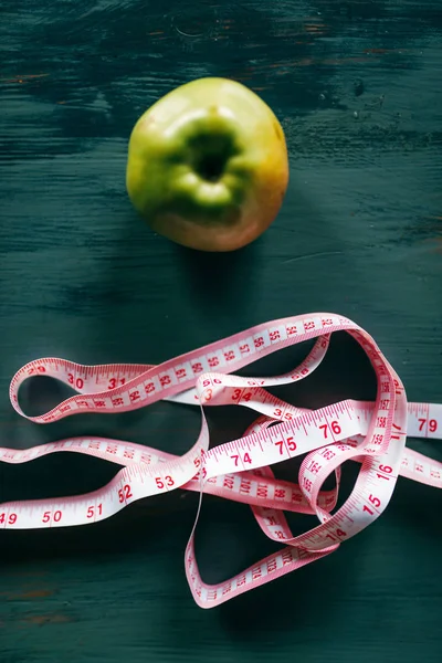 Apfel Und Rosa Maßband Auf Holztisch Nahaufnahme Diätkonzept Zur Gewichtsreduktion — Stockfoto