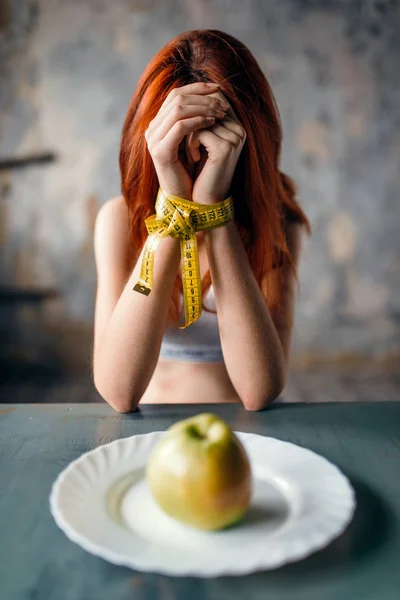 Kvinnans Händer Bundna Med Måttband Mot Plattan Med Apple Viktminskning — Stockfoto