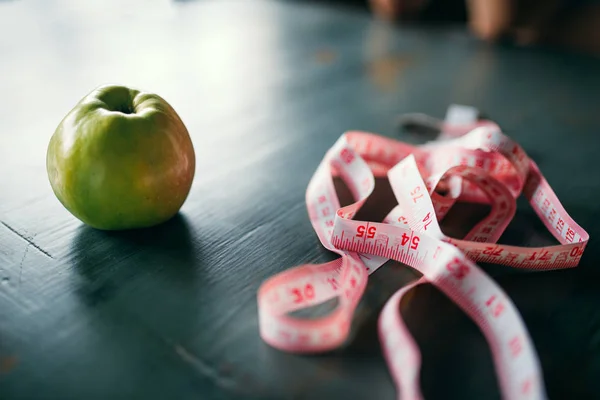 Apple Και Ροζ Μεζούρα Στο Ξύλινο Τραπέζι Closeup Βάρος Απώλεια — Φωτογραφία Αρχείου