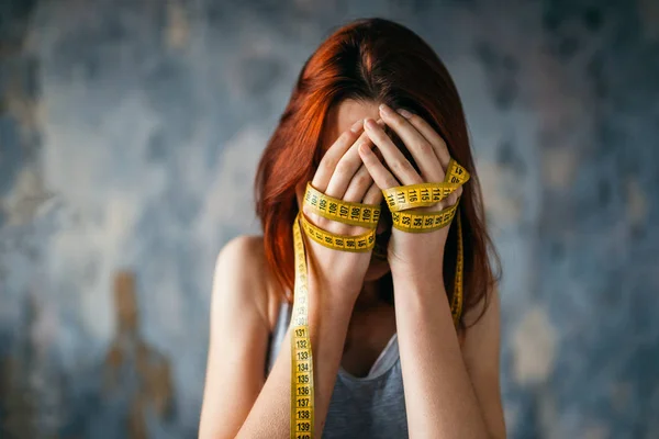 Mulher Cobrindo Rosto Com Mãos Amarradas Com Fita Métrica Perda — Fotografia de Stock
