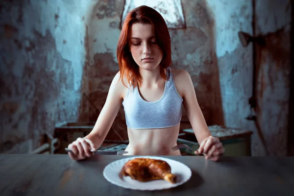 Ongelukkig Magere Vrouw Tegen Plaat Met Voedsel Gebrek Aan Eetlust — Stockfoto