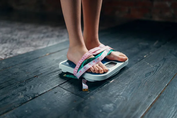 Vrouwelijke Voeten Schalen Gebonden Met Het Meetlint Gewichtsverlies — Stockfoto