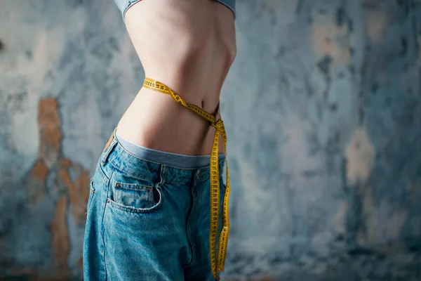 Mulher Magra Jeans Medindo Sua Cintura Perda Peso Conceito Anorexia — Fotografia de Stock