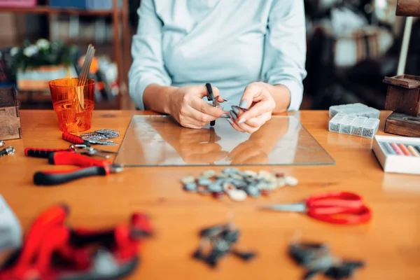 Weibliche Meisterin Mit Schere Die Handgefertigte Ohrringe Herstellt Bijouterie Herstellung — Stockfoto