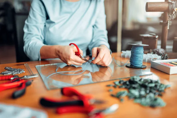 Kobieta Gospodarstwa Szczypce Mistrz Miejscu Pracy Biżuteria Handmade Robótki Ręczne — Zdjęcie stockowe