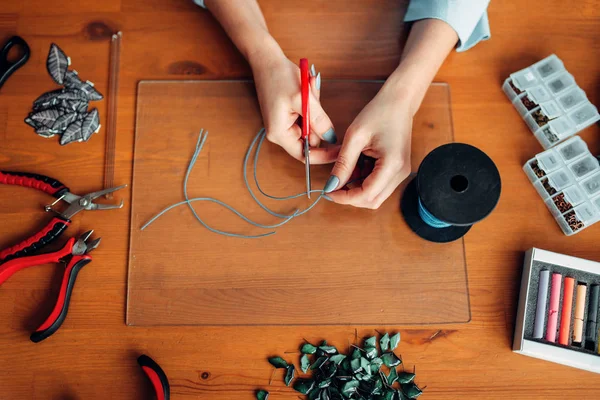 Vrouw Bedrijf Tangen Master Werkplek Handgemaakte Sieraden Handwerk Mode Bijouterie — Stockfoto