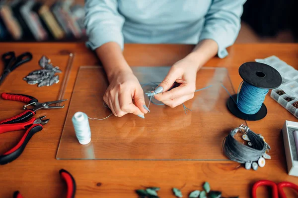 Kerpetenler Yapımı Takılar Iğne Işi Eller Mücevherat Yapımı — Stok fotoğraf
