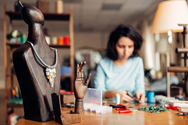 Handmade Naszyjnik Drewniany Manekin Robótki Ręczne Kobiece Rzemieślnika Miejscu Pracy — Zdjęcie stockowe
