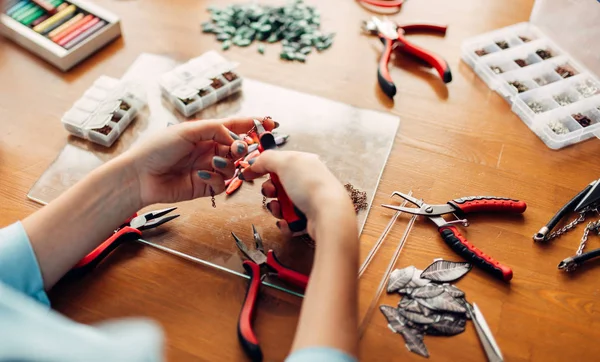 Vrouw Bedrijf Tangen Master Werkplek Handgemaakte Sieraden Handwerk Mode Bijouterie — Stockfoto