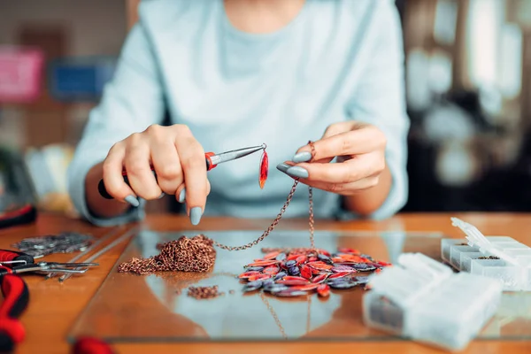 Wanita Memegang Tang Master Tempat Kerja Perhiasan Buatan Tangan Sulaman — Stok Foto