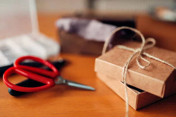 Naaldwerk Cadeau Schaar Houten Tafel Handwerk Gereedschap — Stockfoto