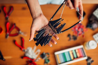 el el yapımı kolye, iğne işi, işyerinde kadın ustası