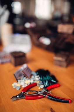  iğne işi ve pense ahşap tablo, el yapımı takılar aksesuarlar