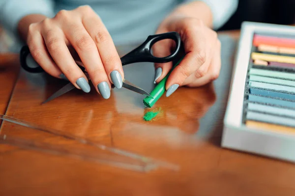 Persona Femenina Que Trabaja Con Arcilla Polímero Verde Costura Joyería — Foto de Stock