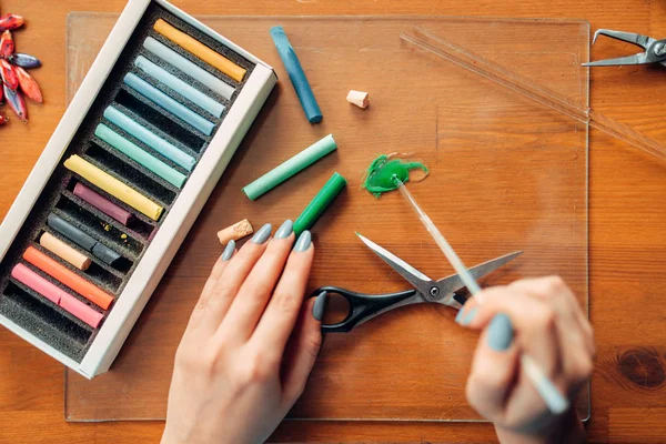 Femme Travaillant Avec Argile Polymère Verte Aiguilles Bijoux Faits Main — Photo