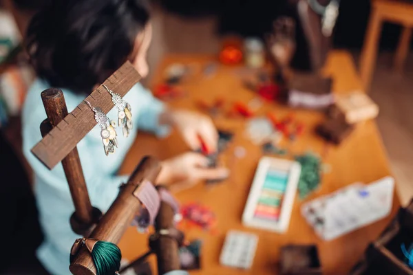 Costura Soporte Con Accesorios Pulseras Maestro Femenino Lugar Trabajo Taller — Foto de Stock