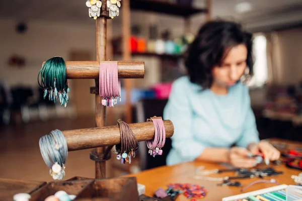 Menjahit Pemegang Aksesoris Gelang Guru Perempuan Tempat Kerja Bengkel Latar — Stok Foto