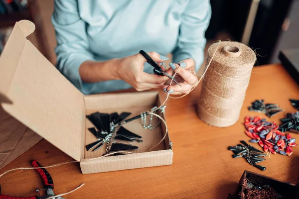 Vrouwelijke Meester Met Schaar Maken Van Handgemaakte Earring Bijouterie Besluitvormingsproces — Stockfoto