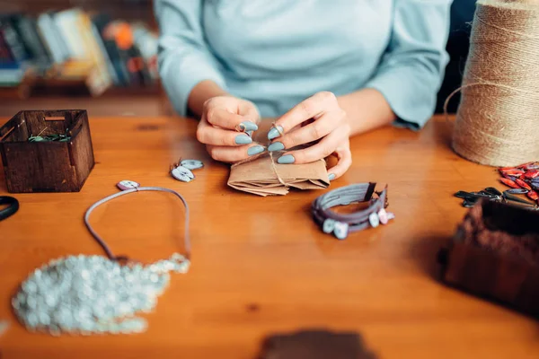 Frau Fertigt Schleife Auf Einer Geschenkschachtel Handarbeitsaccessoires — Stockfoto