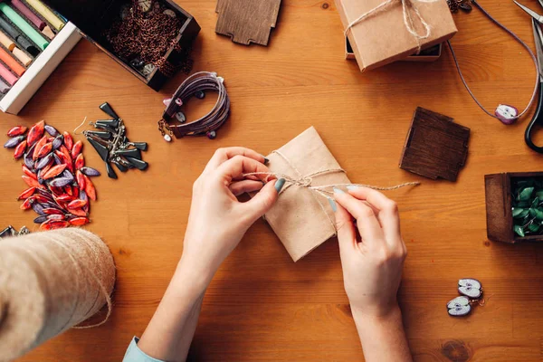 Vrouw Strik Een Doos Van Gift Naaldwerk Accessoires Maken — Stockfoto