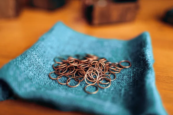 金属戒指 缝纫设备 手工首饰 — 图库照片