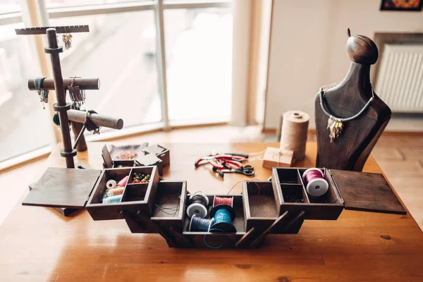 Caja Con Herramientas Costura Equipo Artesanía Accesorios Mesa Madera — Foto de Stock