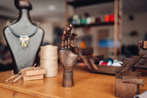 Aksesoris Jarum Tangan Kayu Dan Manekin Dengan Bijouterie Buatan Tangan — Stok Foto