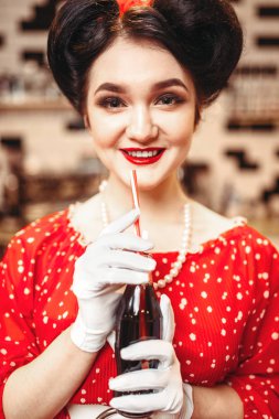 pinup kadın içme içki ile polka dots, vintage tarzı retro Cafe, Kırmızı elbiseli gazlı