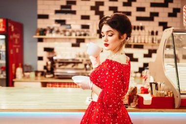 kalıcı makyaj içme ile retro Cafe, popüler retro Amerikan moda kahve kadın seksi pin