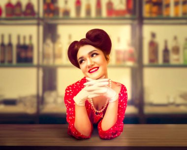 kafede, retro Amerikan moda poz kadını gülümseyen PIN 