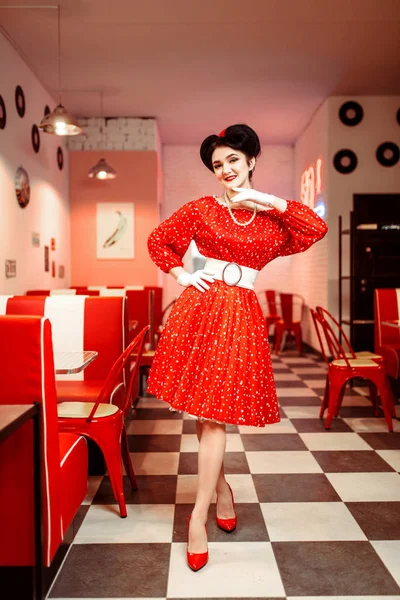 Glamourosa Pin Mulher Feliz Vestido Vermelho Posando Interior Retro Café — Fotografia de Stock