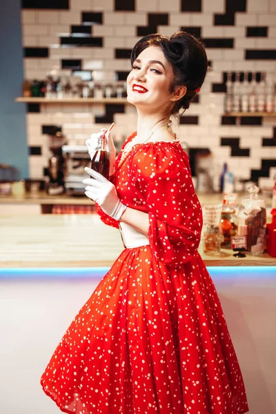 Pinup Γυναίκα Πίνοντας Ανθρακούχο Ποτό Στο Ρετρό Café Κόκκινο Φόρεμα — Φωτογραφία Αρχείου