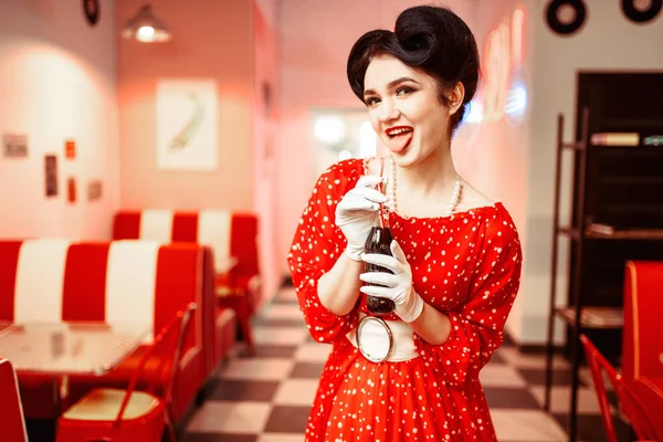Szałowy Kobieta Picia Gazowanych Drinka Kawiarni Retro Czerwona Sukienka Kropki — Zdjęcie stockowe