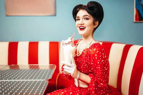 Sexy Pin Vrouw Met Make Drinken Milkshake Retro Café Populaire — Stockfoto