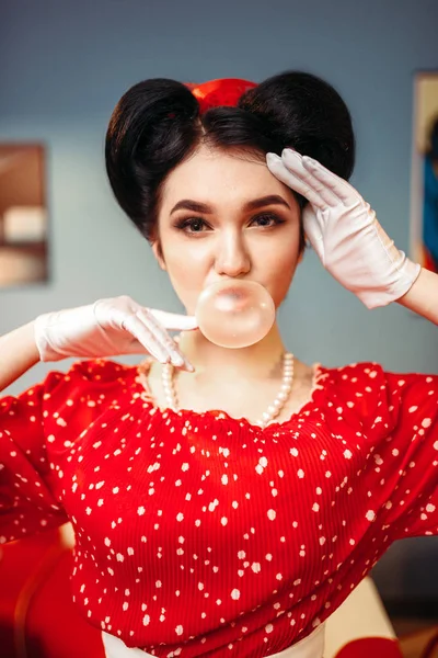 Mooie Pin Vrouw Opgeblazen Kauwgom Retro Amerikaanse Fashion — Stockfoto