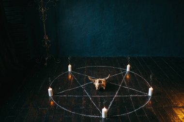 siyah ahşap zemin üzerinde mum olan Pentagram daire. Gizli ve ezoterik semboller karanlık büyü ayini