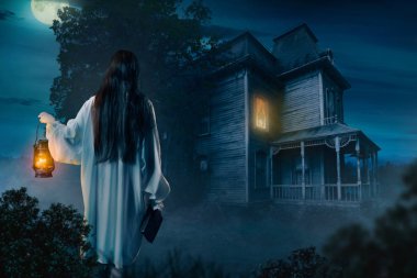 gaz lambası ve spellbook gece terk edilmiş evde karşı olan kadın