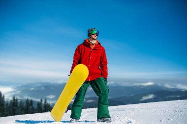 holding yönetim kurulu, mavi gökyüzü ve arka plan üzerinde karlı dağlar snowboarder